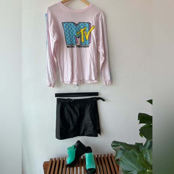 Free people faux leather mini skirt in size 4; Y2K, retro, bohemian - Picture 7 of 9